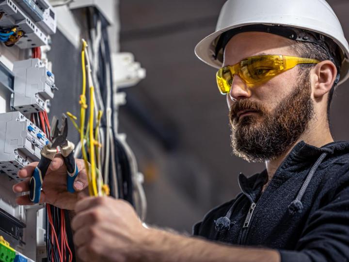 Laissez-moi réaliser vos travaux d’électricité générale.